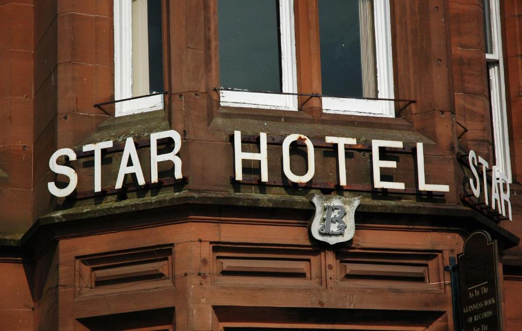 เดอะ เฟมมัส สตาร์ โฮเทล Hotel มอฟฟัต ภายนอก รูปภาพ