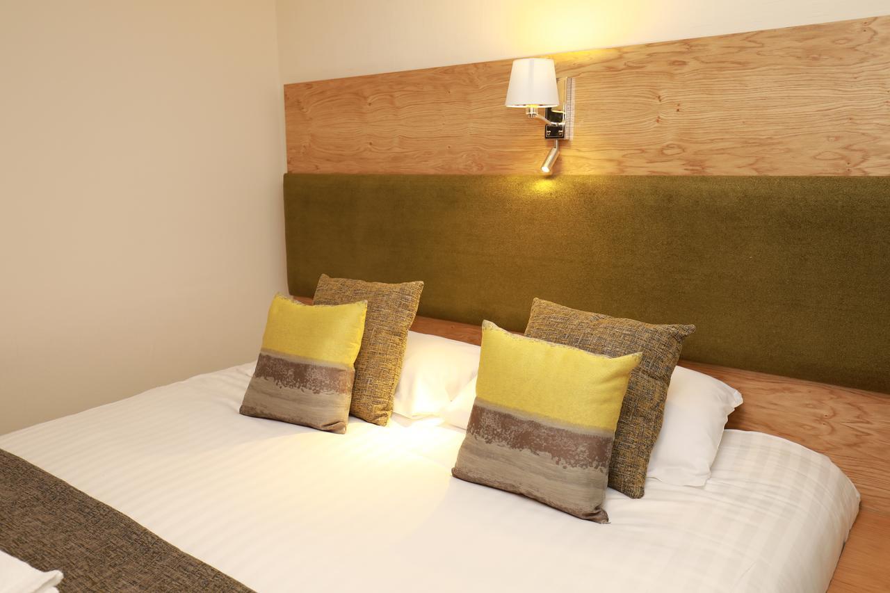 เดอะ เฟมมัส สตาร์ โฮเทล Hotel มอฟฟัต ภายนอก รูปภาพ